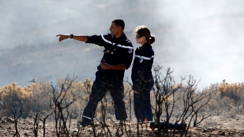Les hommes du feu background